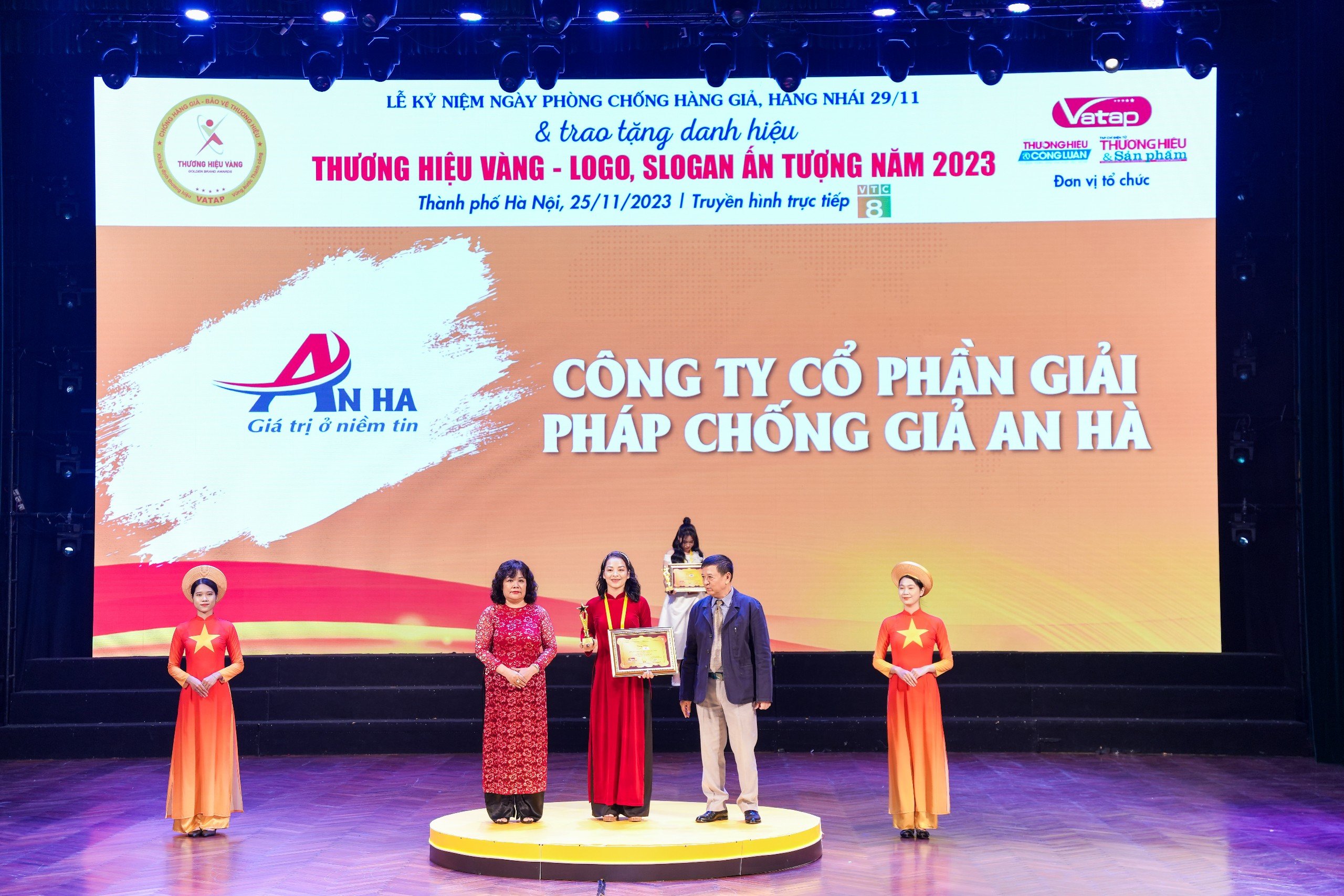 Bà Trần Thanh Hảo giám đốc công ty An Hà lên nhận giải thưởng vinh danh Top 10 thương hiệu vàng năm 2023