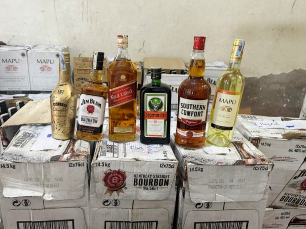 Một trong số 924 chai rượu ngoại tang vật bị lực lượng chức năng tỉnh Quảng Bình phát hiện.