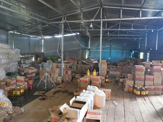 Nghệ An: Bắt Giám đốc Công ty An Thịnh Food vì sản xuất, buôn bán hơn 2,7 triệu lít dầu ăn giả 2 Lực lượng chức năng thu giữ 3.934 thùng dầu ăn thực vật nhãn hiệu Keva Gold, tổng khối lượng lên tới 37.618 lít. (Ảnh: Công an Nghệ An)