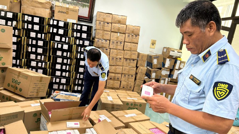 Siết chặt kiểm soát hàng giả trên thương mại điện tử, hướng tới môi trường kinh doanh minh bạch 2 Lực lượng Quản lý thị trường thành phố Hà Nội kiểm tra hàng hóa có dấu hiệu vi phạm trong hoạt động thương mại điện tử.