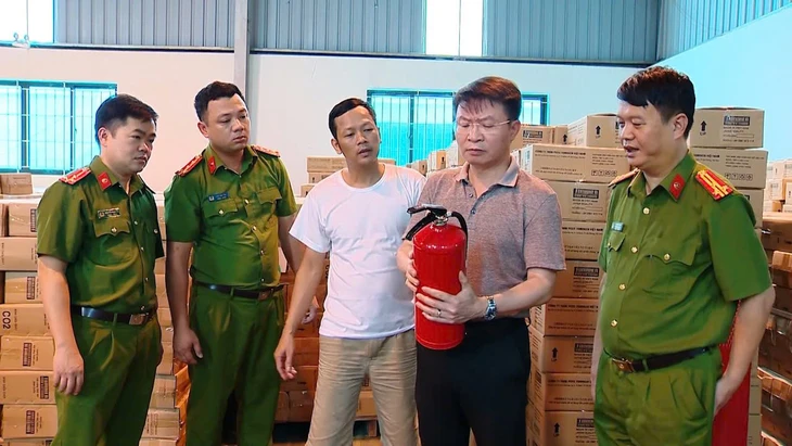 Thieu tuong Nguyen Minh Tuan Giam doc Cong an tinh Phu Tho truc tiep chi dao luc luong chuc nang tien hanh kiem tra kham xet tai kho hang cua Cong ty TNHH Tomoken Viet Nam Anh Cong an tinh Phu Tho