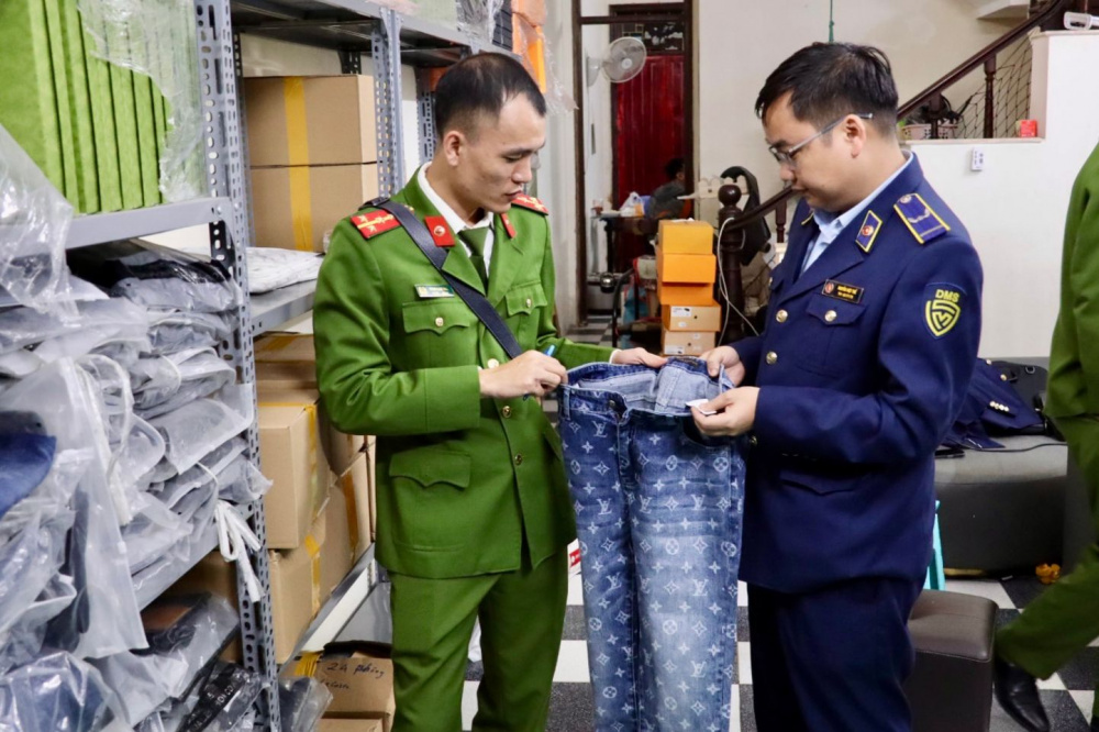 Bộ Công Thương đề xuất chính sách gỡ "điểm nghẽn" quy định về hàng giả trong Luật Thương mại 1 Theo Bộ Công Thương, việc quy định khái niệm "hàng giả" ở cấp Luật giúp củng cố cơ sở pháp lý, hiệu lực của khái niệm "hàng giả" từ đó áp dụng thống nhất, không chỉ giới hạn trong xử lý các hành vi vi phạm mà còn tạo cơ sở thúc đẩy biện pháp quản lý, khoa học và công nghệ, đổi mới sáng tạo trong phát hiện "hàng giả" (Ảnh: Quản lý thị trường Hà Nội)