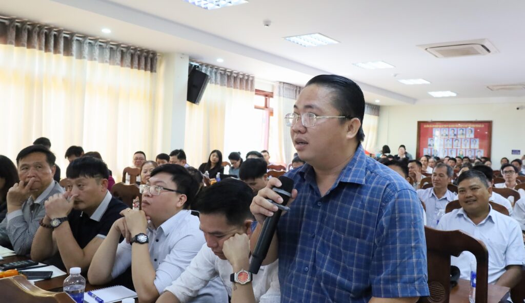An Hà đồng hành cùng nông hộ: Gỡ “nút thắt” truy xuất nguồn gốc sầu riêng từ gốc 1 Bà con có mặt đông đủ từ rất sớm tham dự hội nghị tập huấn triển khai hệ thống thí điểm truy xuất nguồn gốc sầu riêng khu vực Tây Nguyên. Ảnh Báo Đắk Lắk